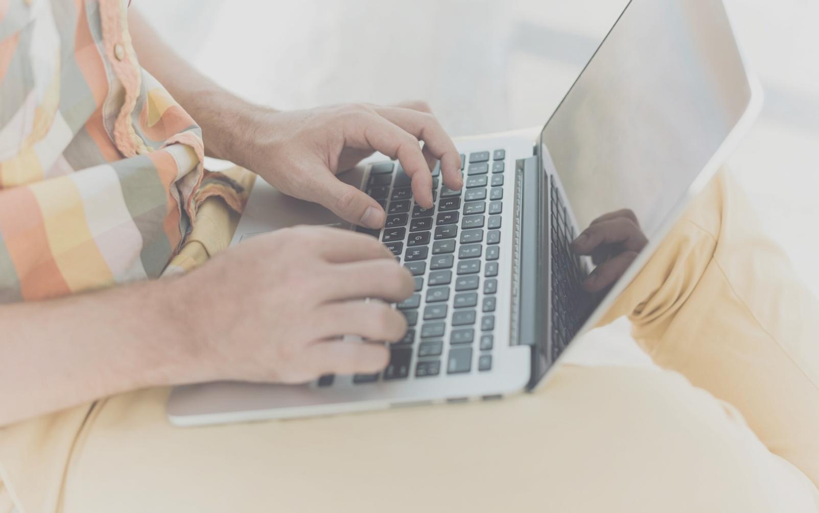 Встреча финансового консультанта с клиентом в уютной обстановке